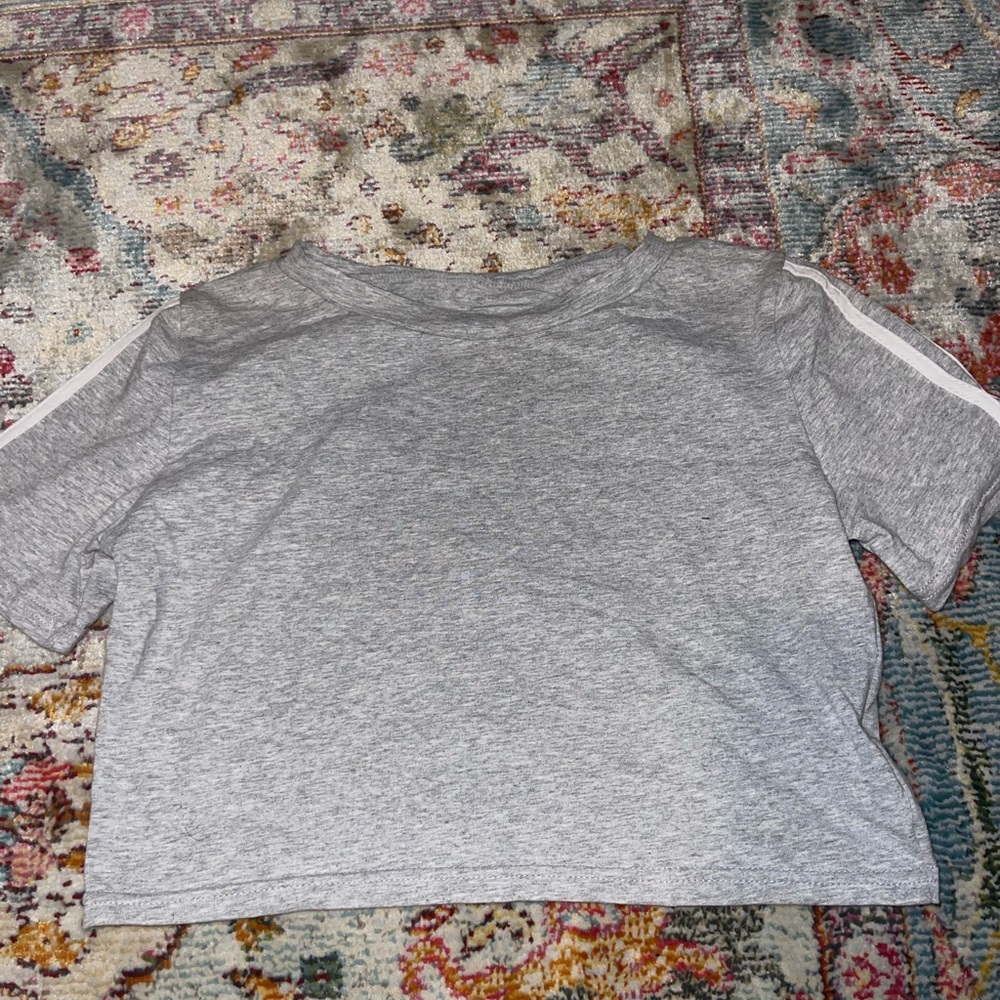 Gray cropped tee with white lines on the shoulder